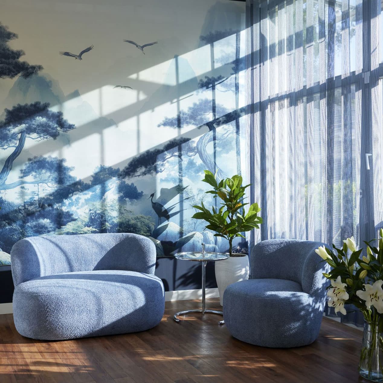 Praxis-Wartezimmer mit Sonnenlicht vom Fenster und ruhiger Atmosphäre