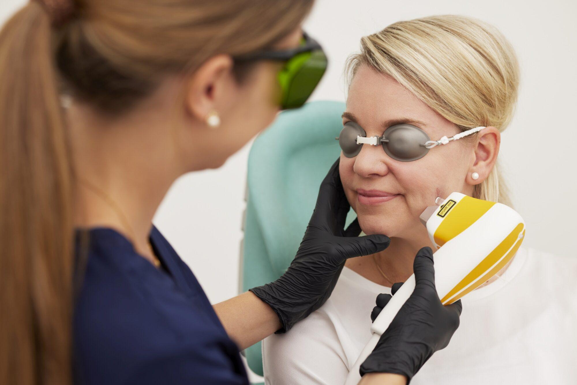 In Ihrer Hautarzt-Praxis SENSAMED bei Leimen erhalten Sie hochwirksame Laserbehandlungen.