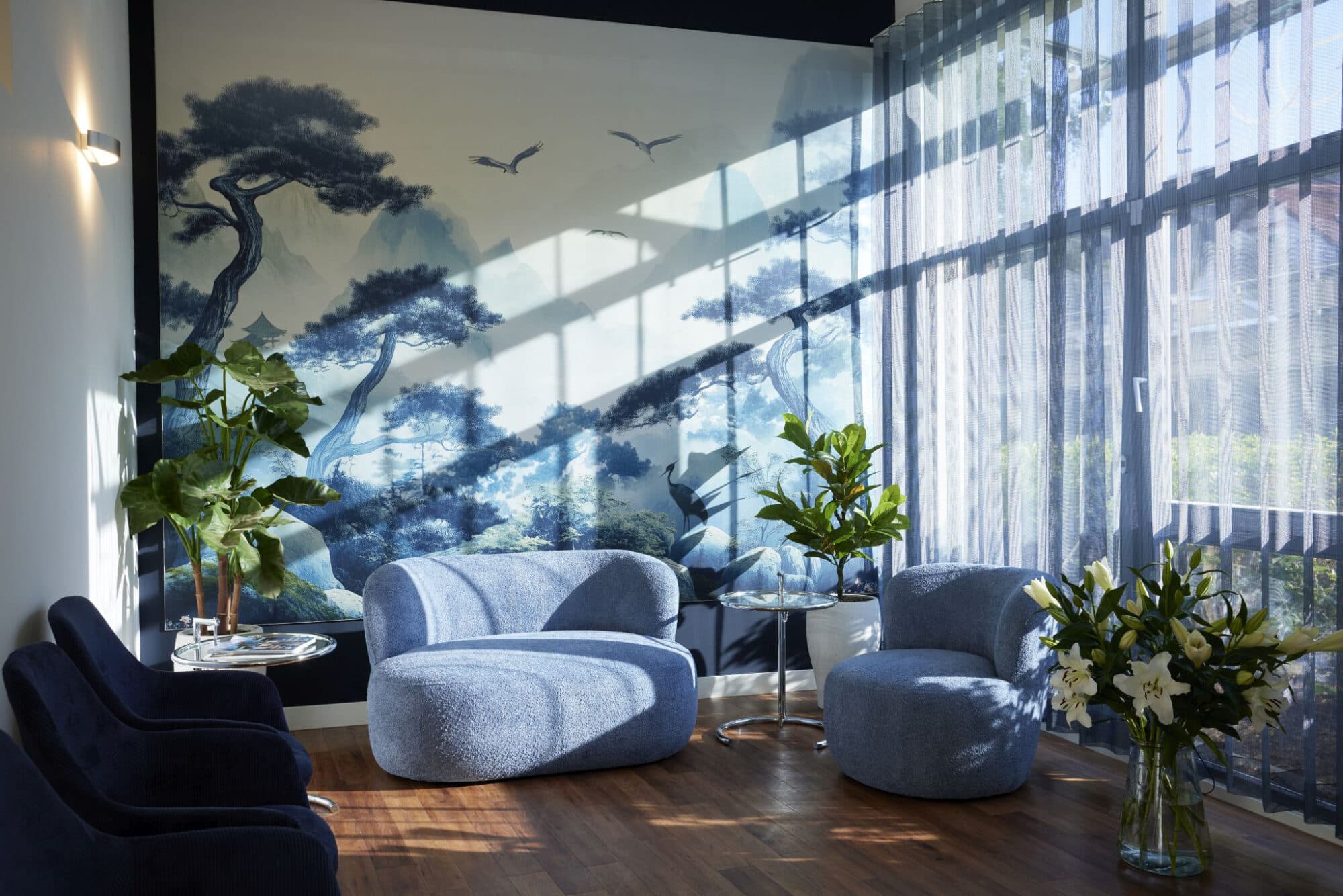 Praxis-Wartezimmer mit Sonnenlicht vom Fenster und ruhiger Atmosphäre