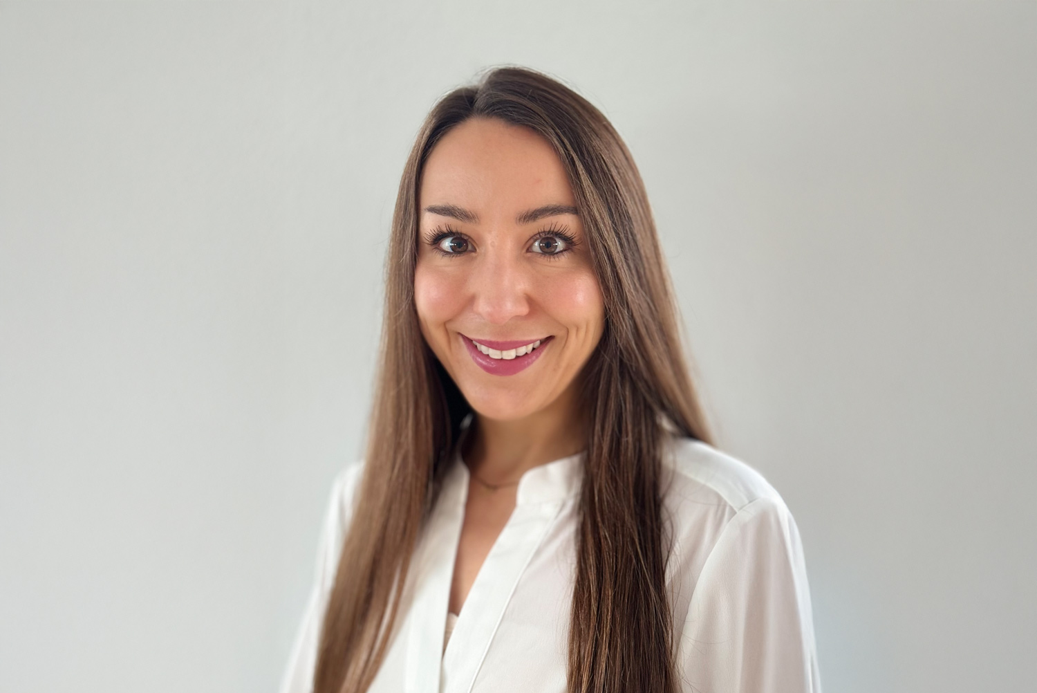 Portrait-Bild von Dr. Lara-Elena Hakim-Meibodi