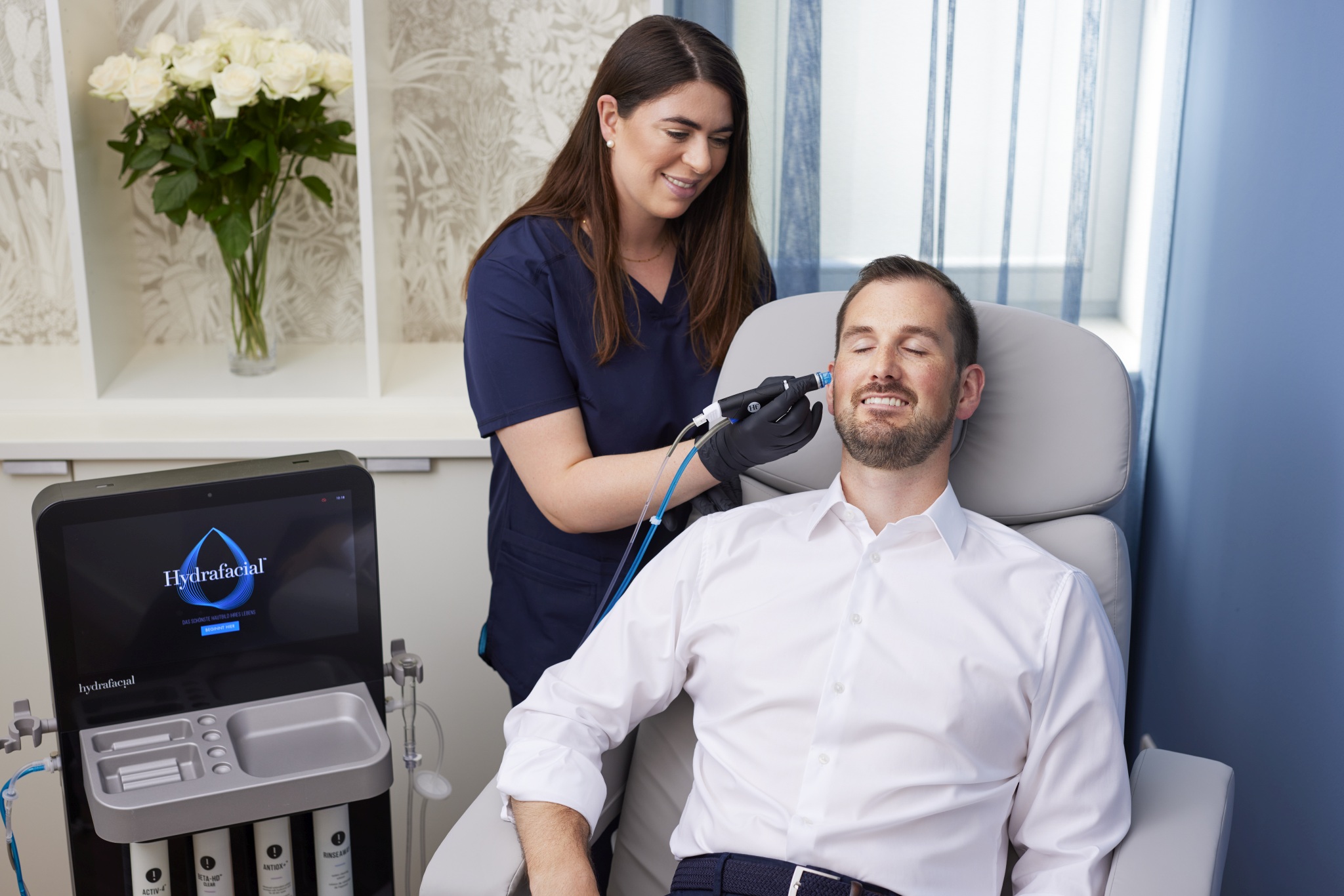 Erhalten Sie einen frischen und jugendlichen Teint mit einer Hydrafacial®-Gesichtsbehandlung in Heidelberg oder Mannheim.